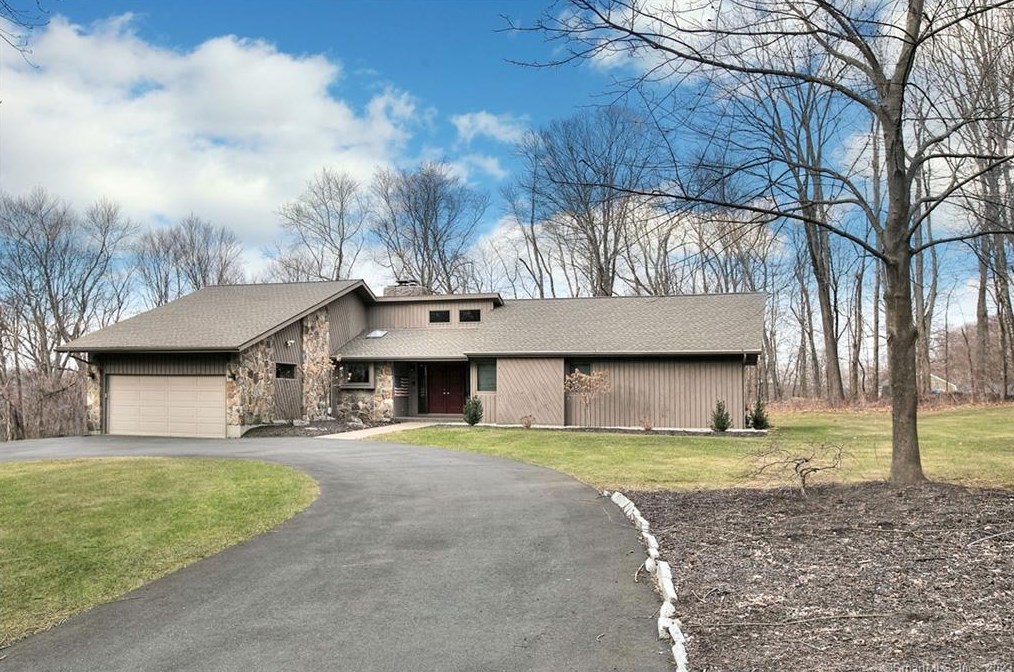 15 Scenic Hill Ln, Upper Stepney, CT 06468