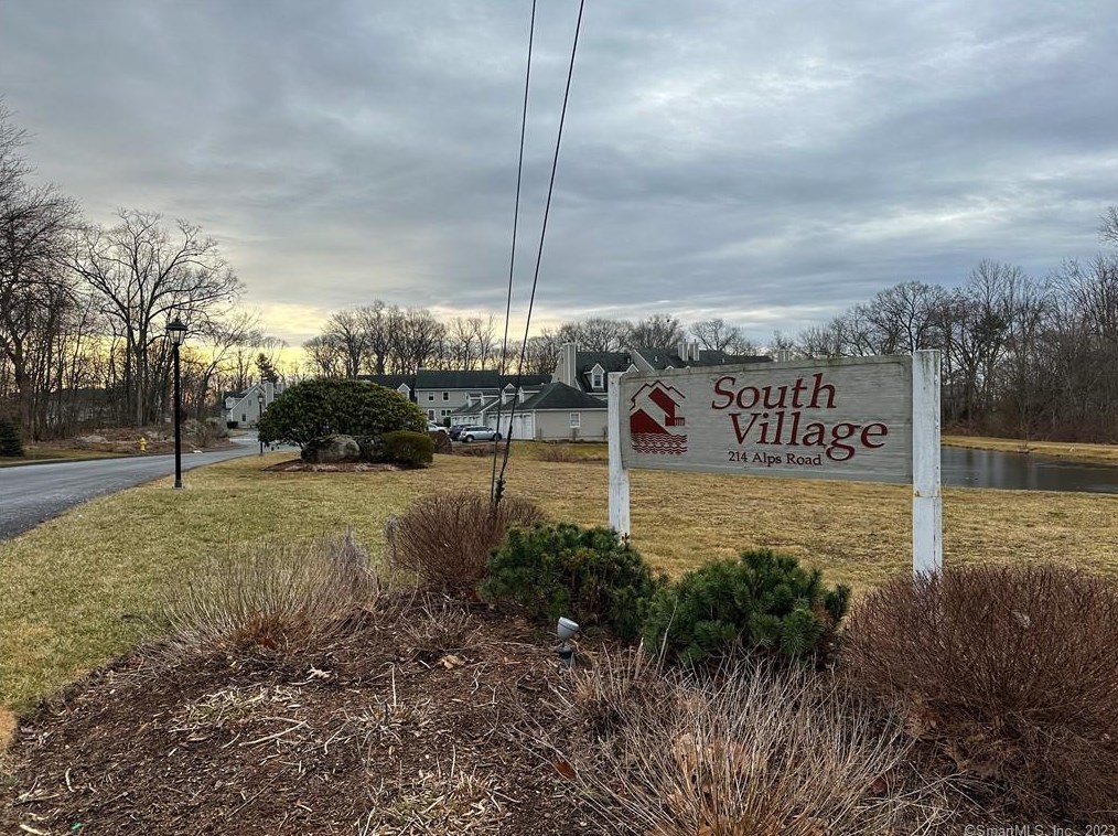 6 Village Ct, Branford, CT 06405-4773