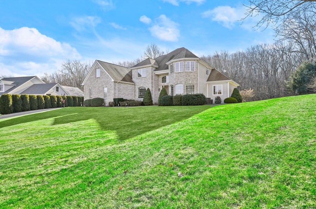 124 Pondview Ln, Bristol, CT 06010