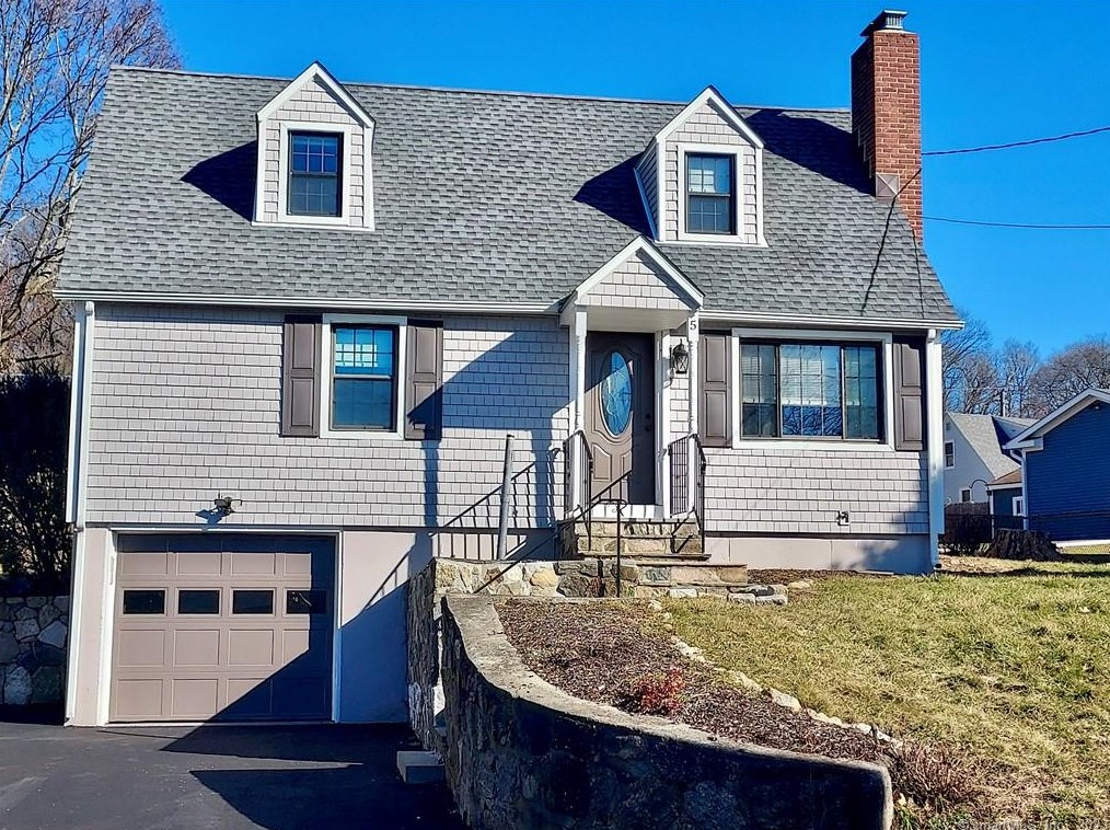 5 Skyline Ter, Danbury, CT 06810