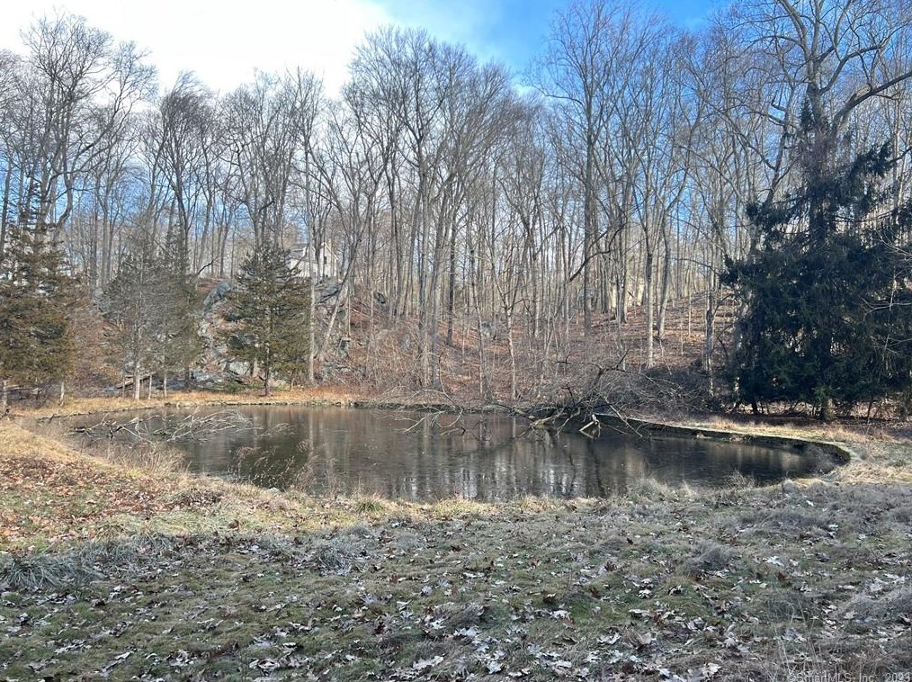 32 Arrow Head Dr, Stamford, CT 06903