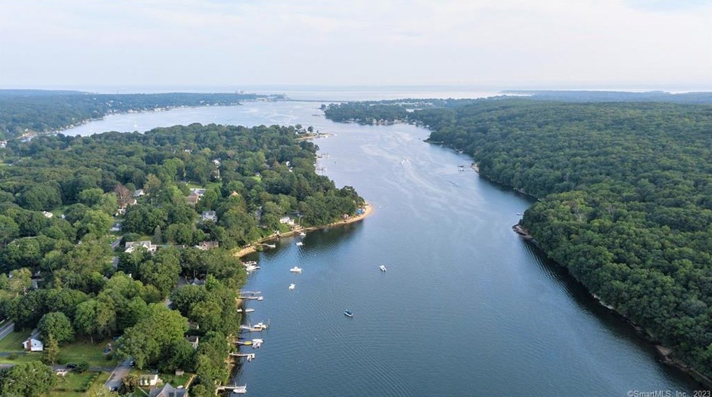 28 Saunders Dr, Niantic, CT 06357