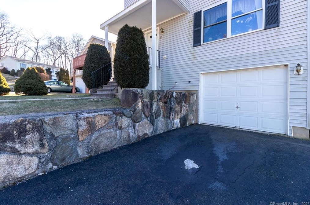 39 Rockledge Dr, Vernon, CT 06066 exterior