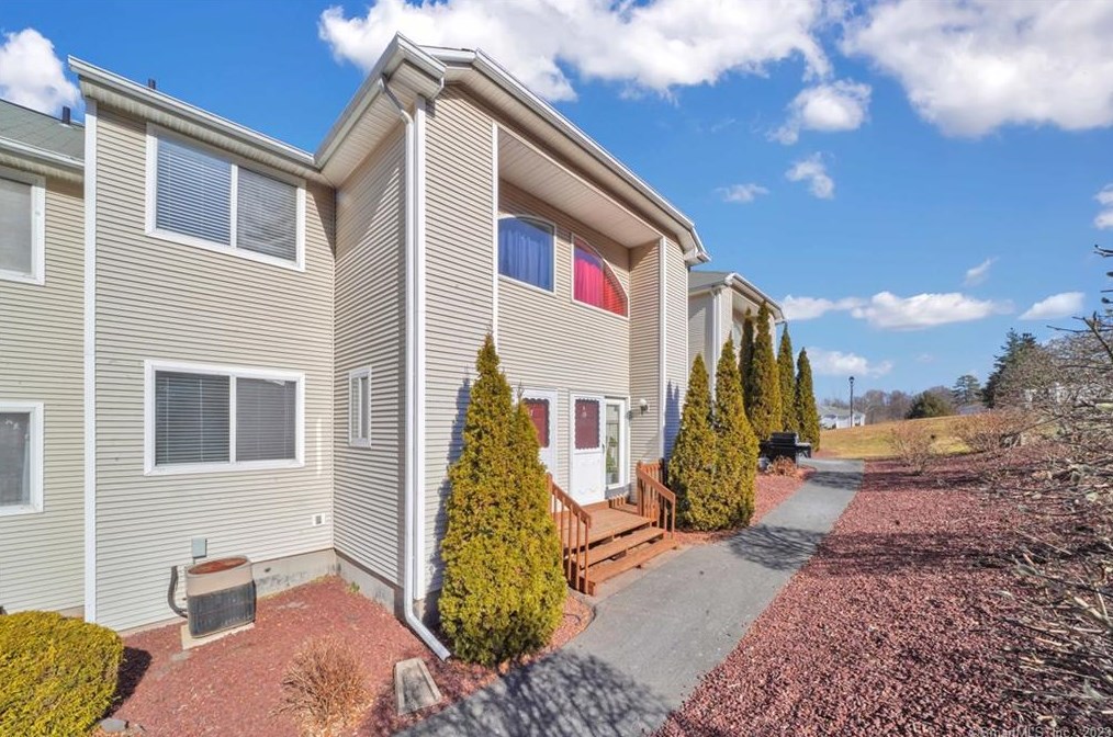 80 Country Ln #17, Vernon, CT 06066