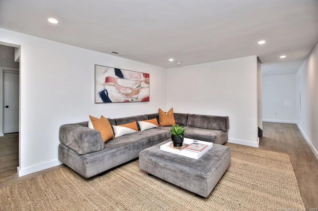 123 Judd St, Fairfield CT  06824-3513 exterior
