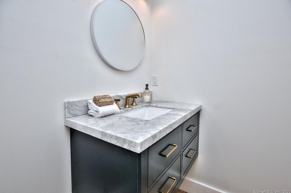 123 Judd St, Fairfield CT  06824-3513 exterior