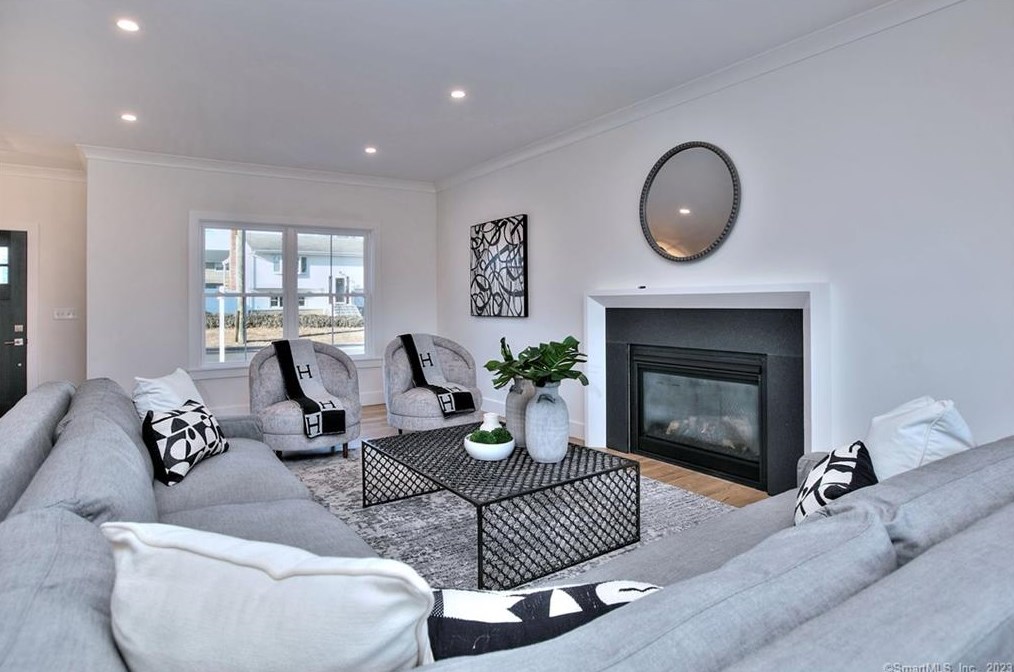123 Judd St, Fairfield CT  06824-3513 exterior