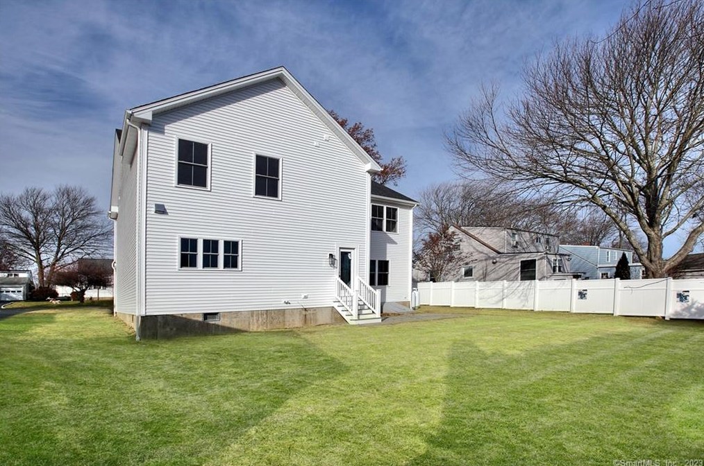 123 Judd St, Fairfield CT  06824-3513 exterior