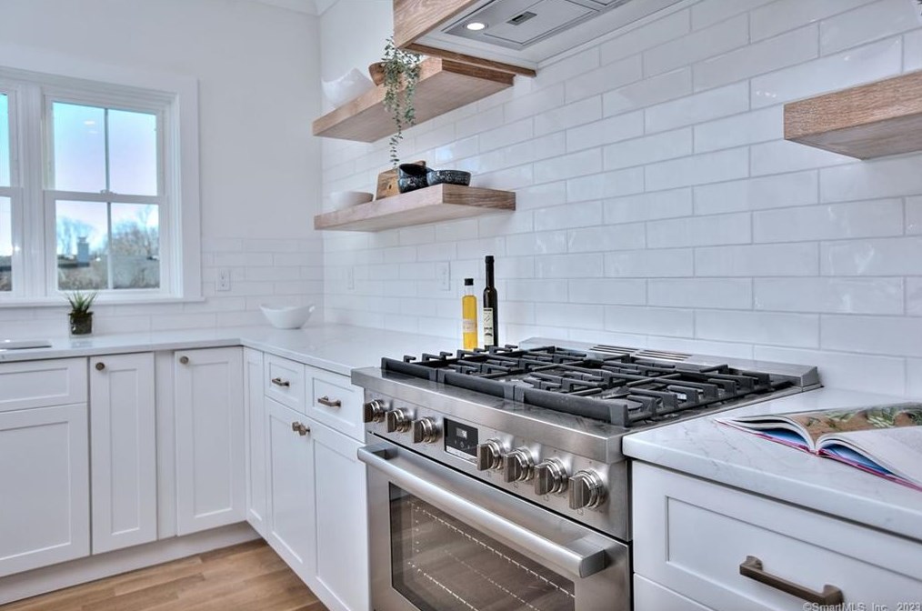 123 Judd St, Fairfield CT  06824-3513 exterior