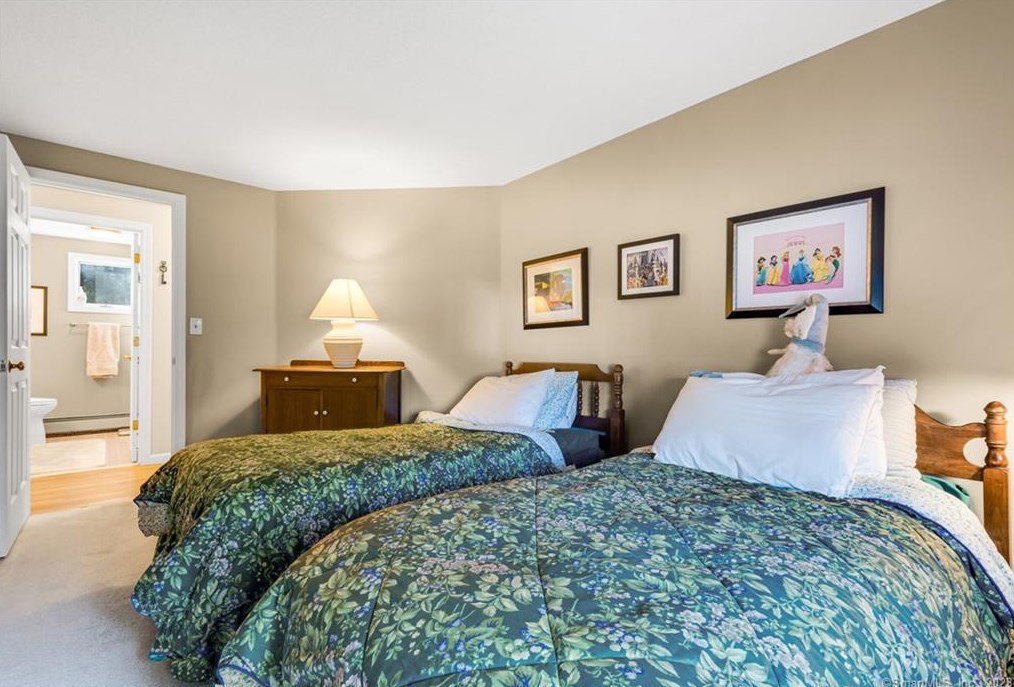 43 Pine Glen Rd, Simsbury CT 06070-2713 exterior