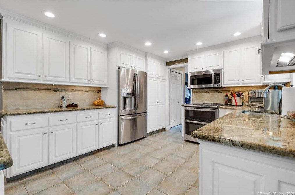 43 Pine Glen Rd, Simsbury CT 06070-2713 exterior