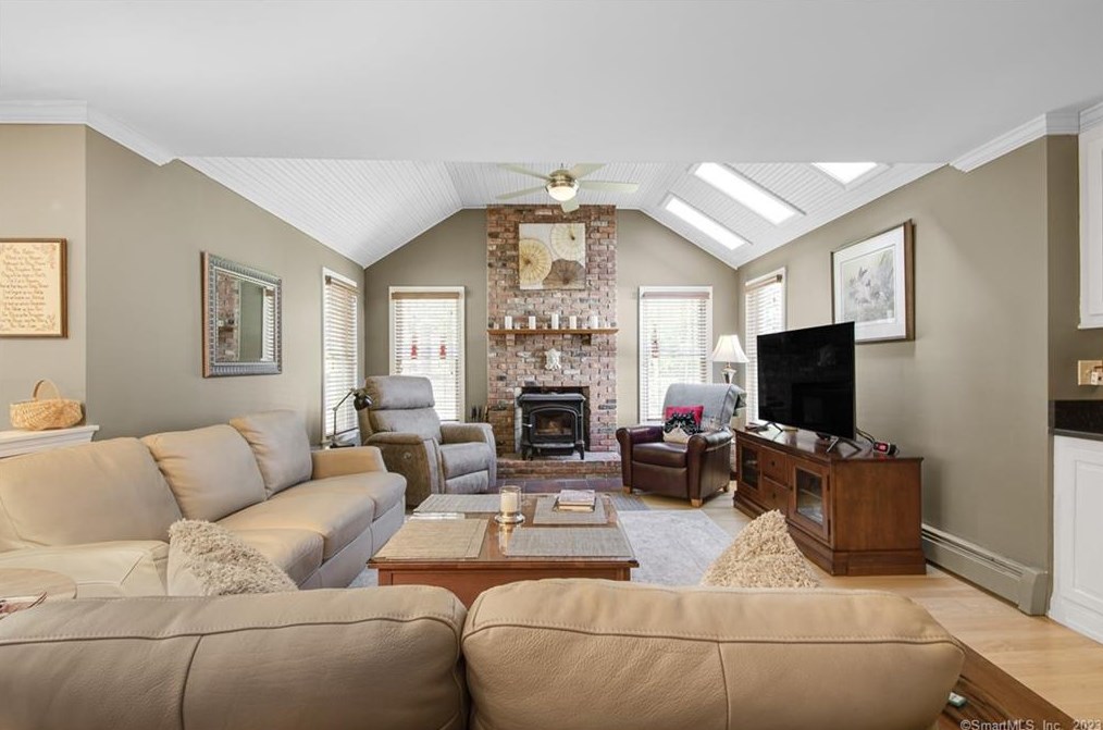 43 Pine Glen Rd, Simsbury CT 06070-2713 exterior