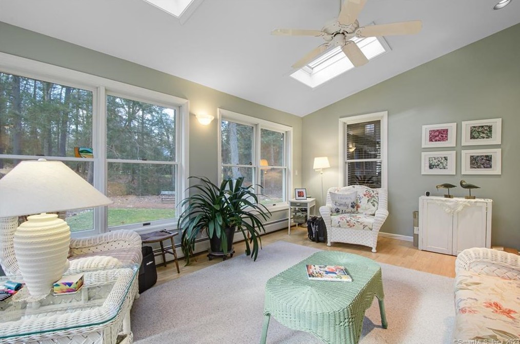 43 Pine Glen Rd, Simsbury CT 06070-2713 exterior