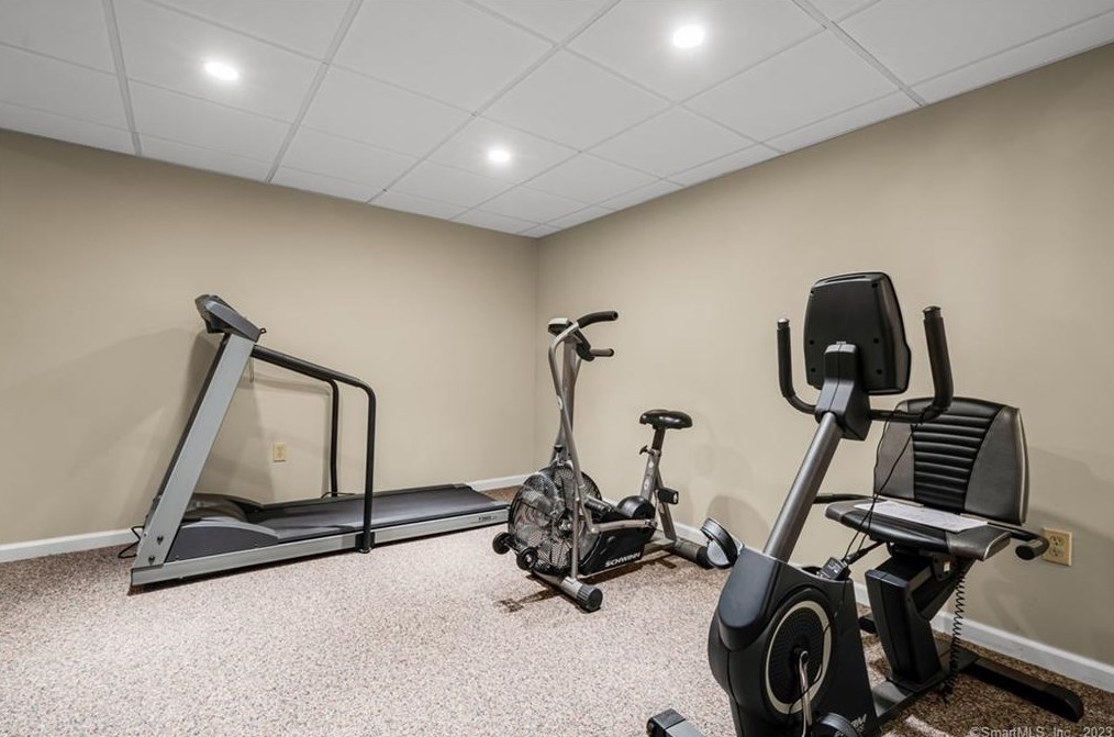 43 Pine Glen Rd, Simsbury CT 06070-2713 exterior