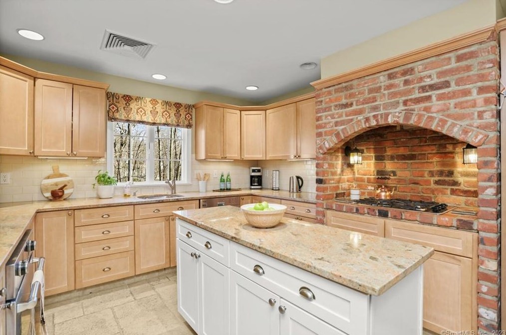 18 Pilgrim Ln, Weston CT  06883-2412 exterior