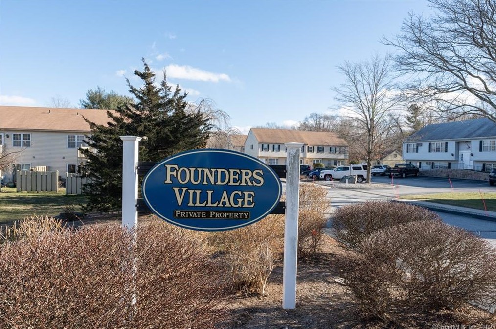 89 Founders Vlg, Clinton CT 06413-1856 exterior