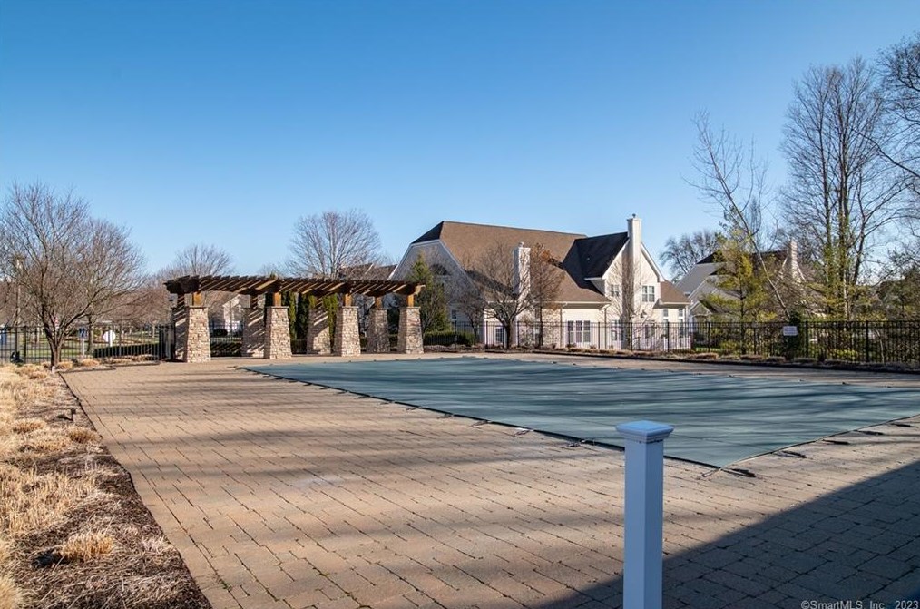 33 Lawrence Ave, Danbury CT  06810-5180 exterior