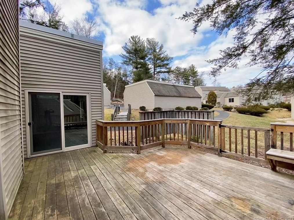 32 Library Ln, Simsbury CT  06070-2110 exterior