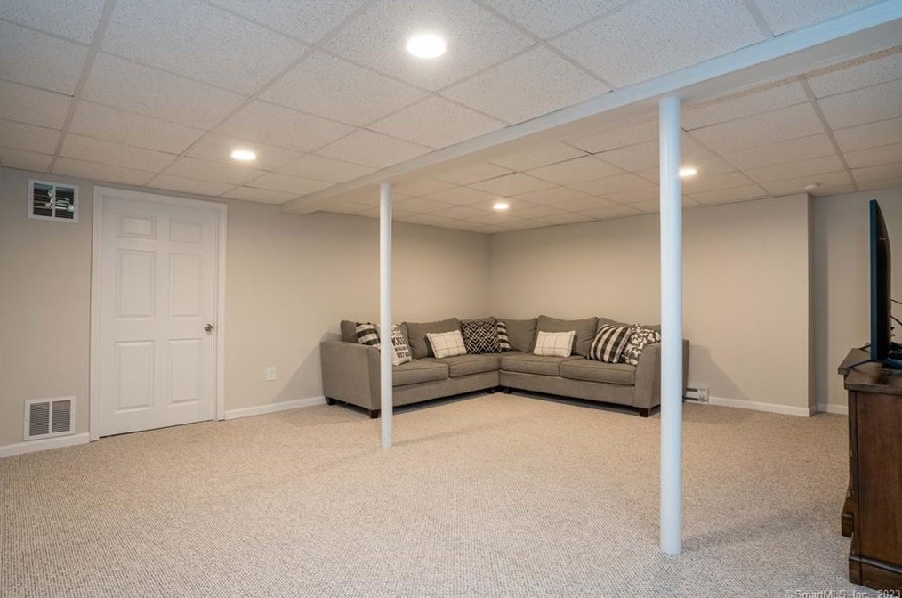 6 Hampshire Ln, Simsbury CT  06070-1224 exterior