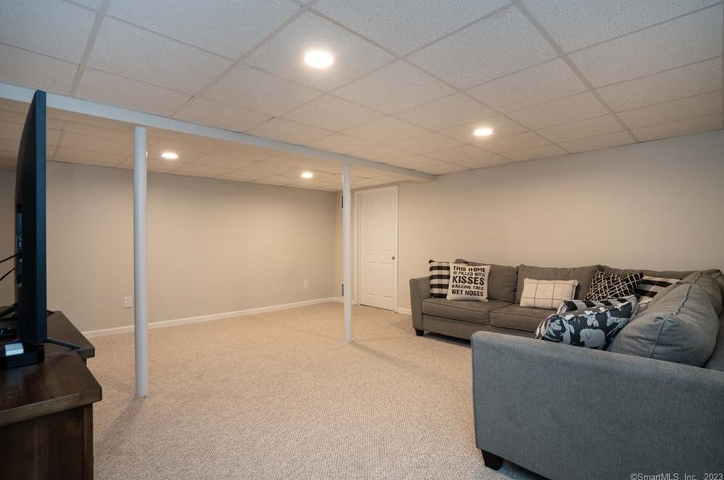 6 Hampshire Ln, Simsbury CT  06070-1224 exterior