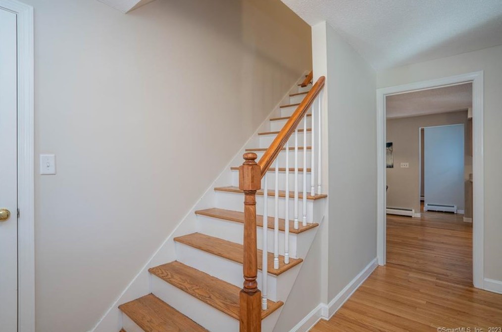 6 Hampshire Ln, Simsbury CT  06070-1224 exterior