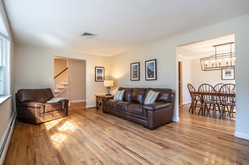 6 Hampshire Ln, Simsbury CT  06070-1224 exterior