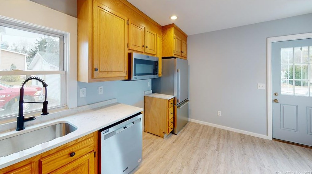 180 Boston Post Rd, East Lyme, CT 06333