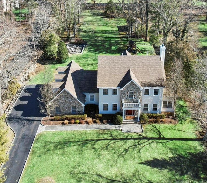 49 Macarthur Ln, Stamford, CT 06902