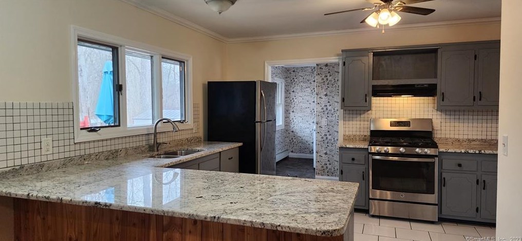 1 Victoria Dr, Moosup, CT 06354