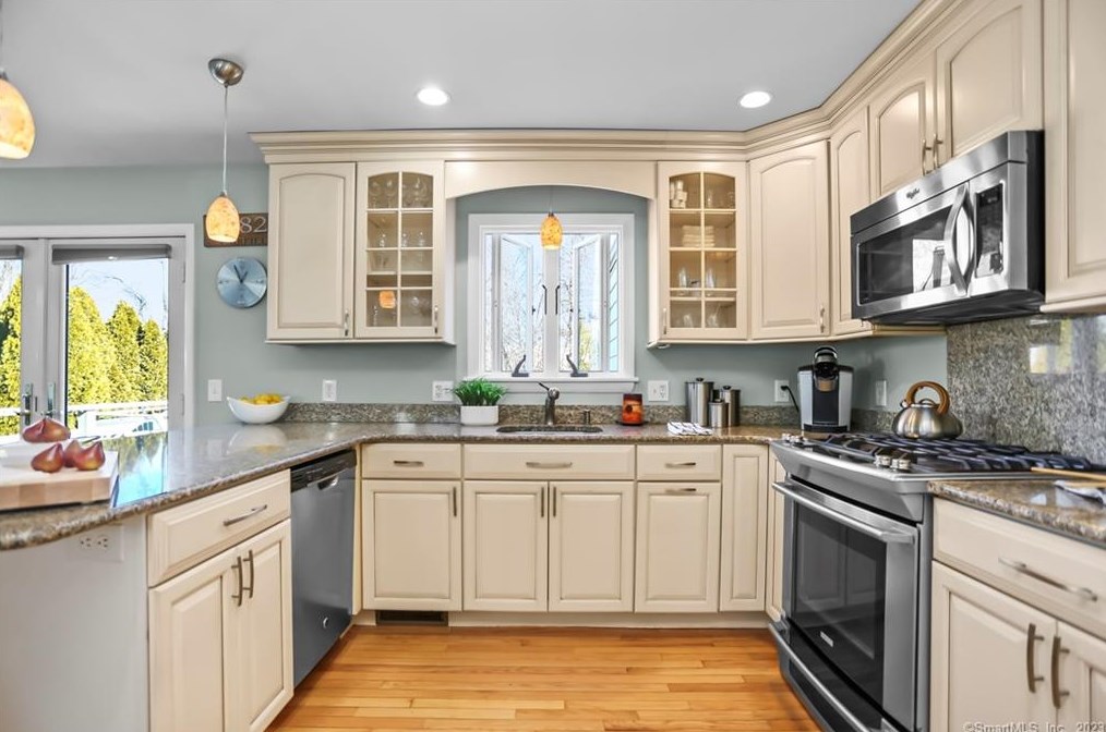 801 Pine Creek Rd, Fairfield CT  06824-6325 exterior