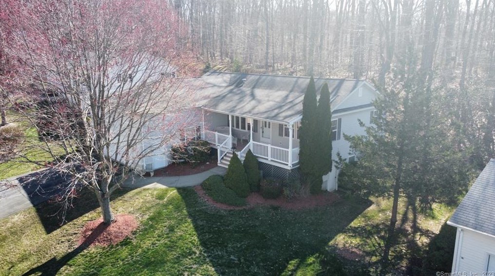 4 Hillcrest Dr, Uncasville, CT 06382