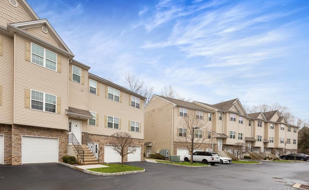 14 Riverview Ct, Brookfield Center, CT 06804