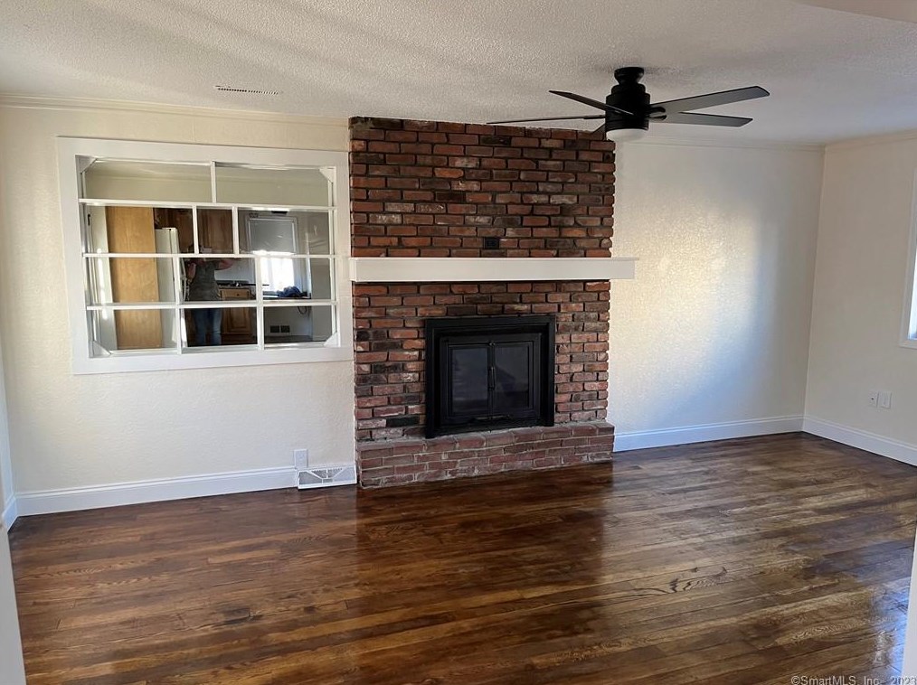 33 Wayne Dr, Plainville, CT 06062