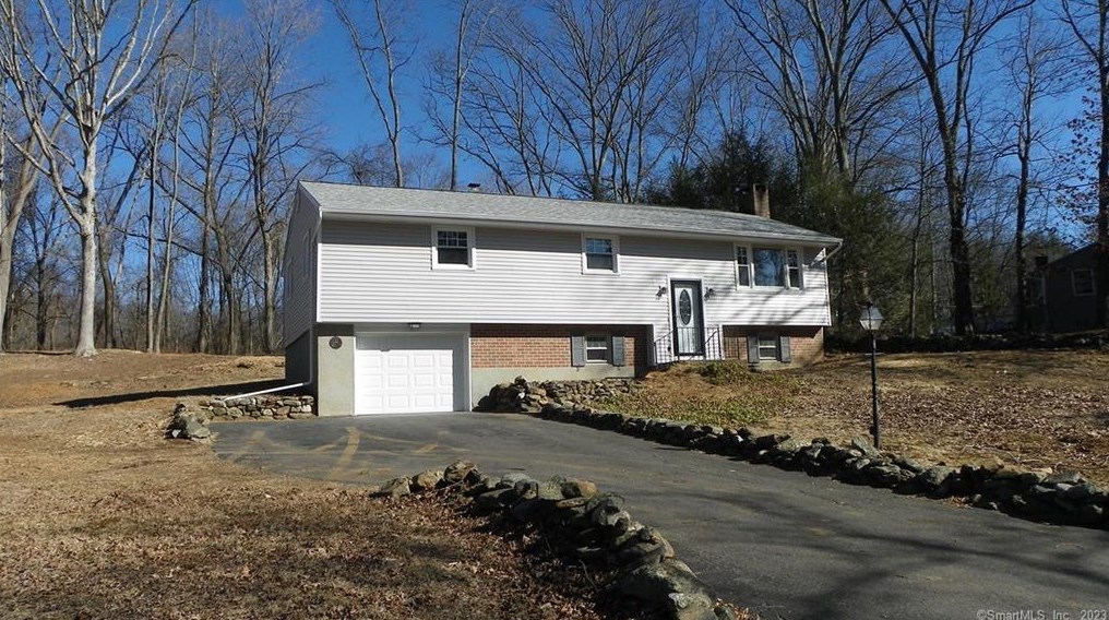 8 Oak Dr, East Hampton, CT 06447