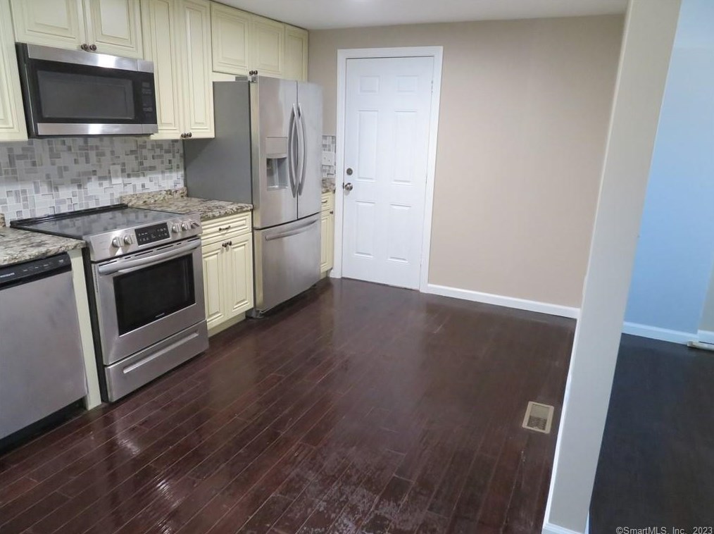 108 Enfield St, Hartford CT  06112-1912 exterior