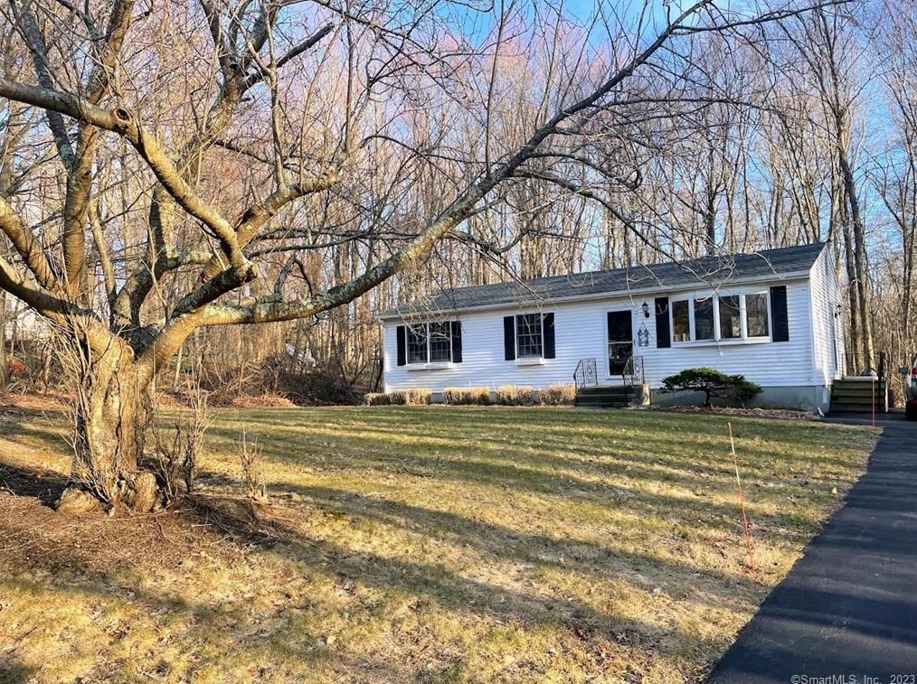 11 Cranberry Dr, Uncasville, CT 06382