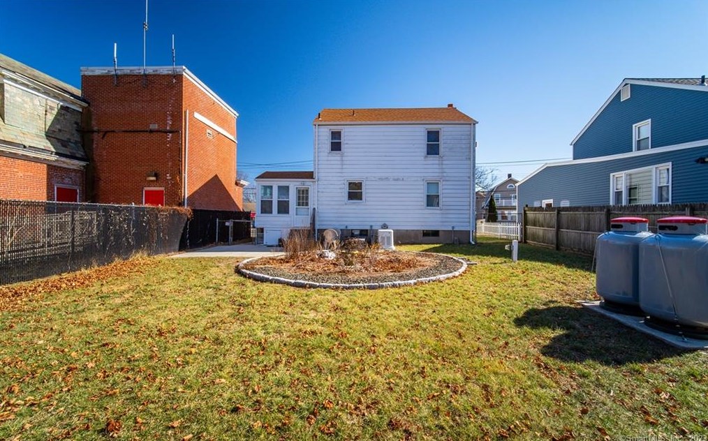 506 Lighthouse Rd, New Haven, CT 06512-4016