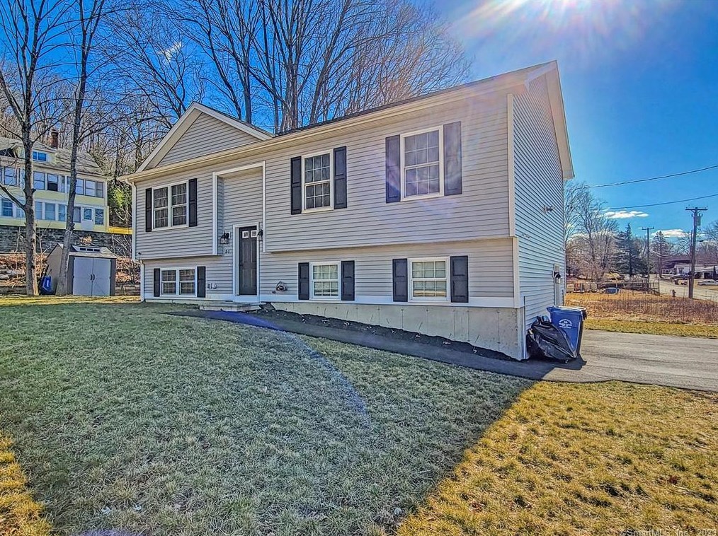51 River St, Moosup, CT 06354