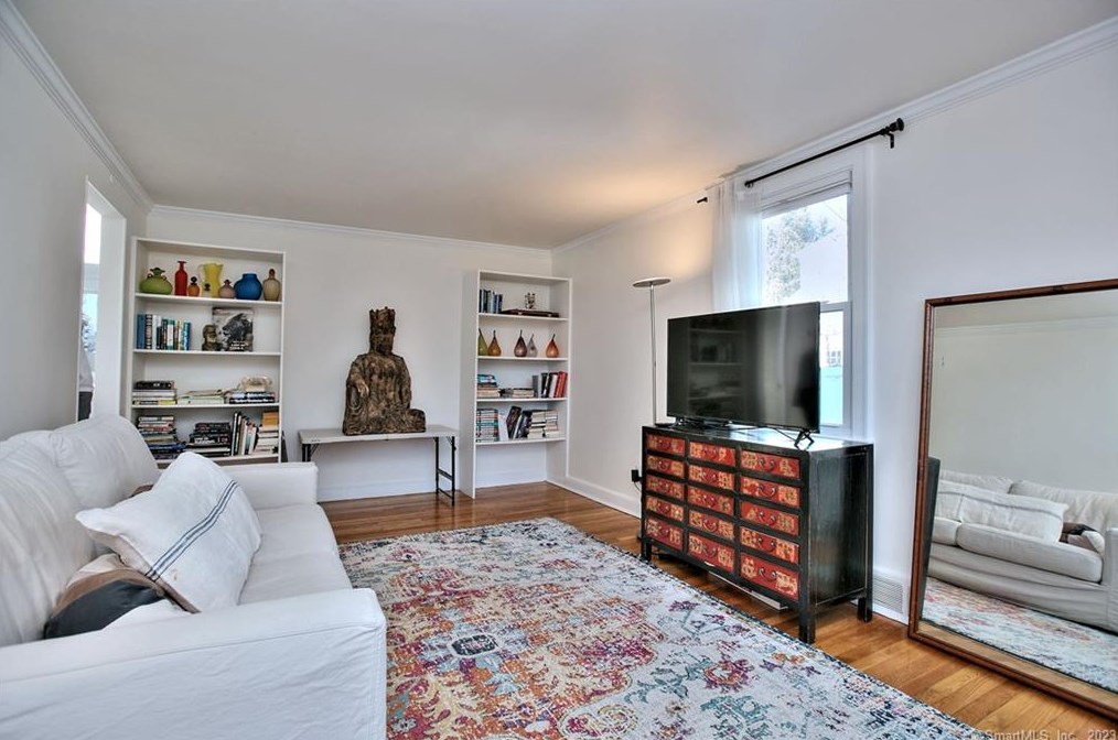 8 Oak St, Westport CT  06880-2024 exterior