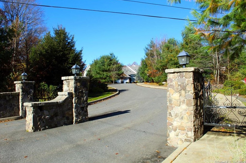 24 Gaby Ln, Union City, CT 06770-1992
