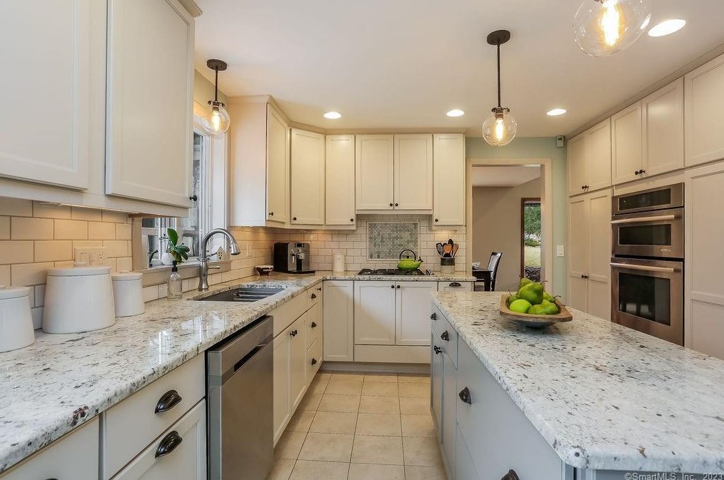 393 Chimney Sweep Hill Rd, Glastonbury, CT 06033