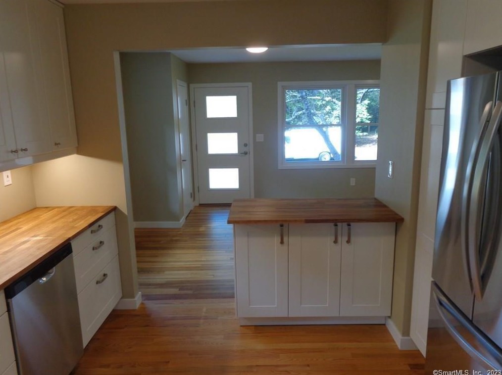9 Silver Dr, Unionville CT  06013-2516 exterior
