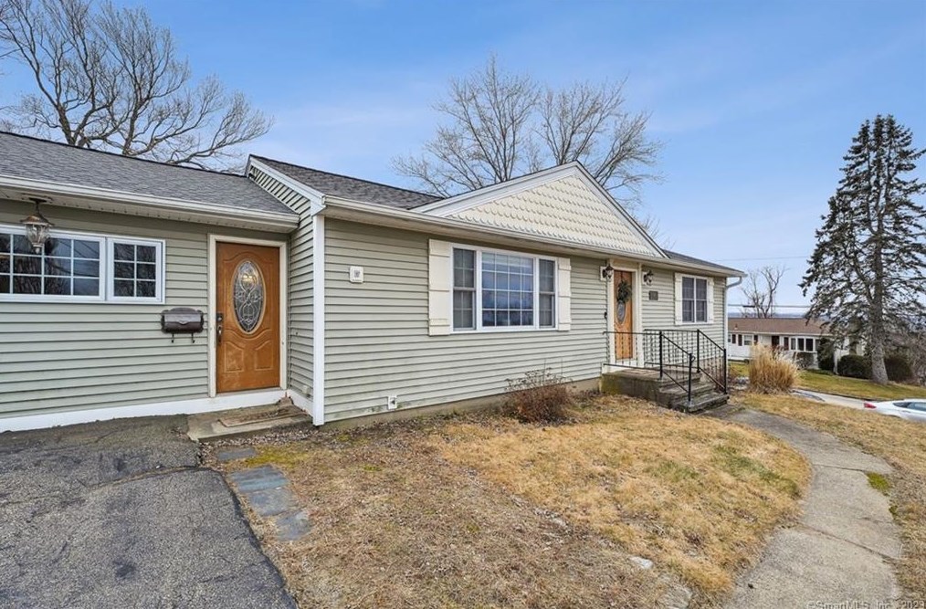 39 Sprucedale Dr, Waterbury, CT 06706