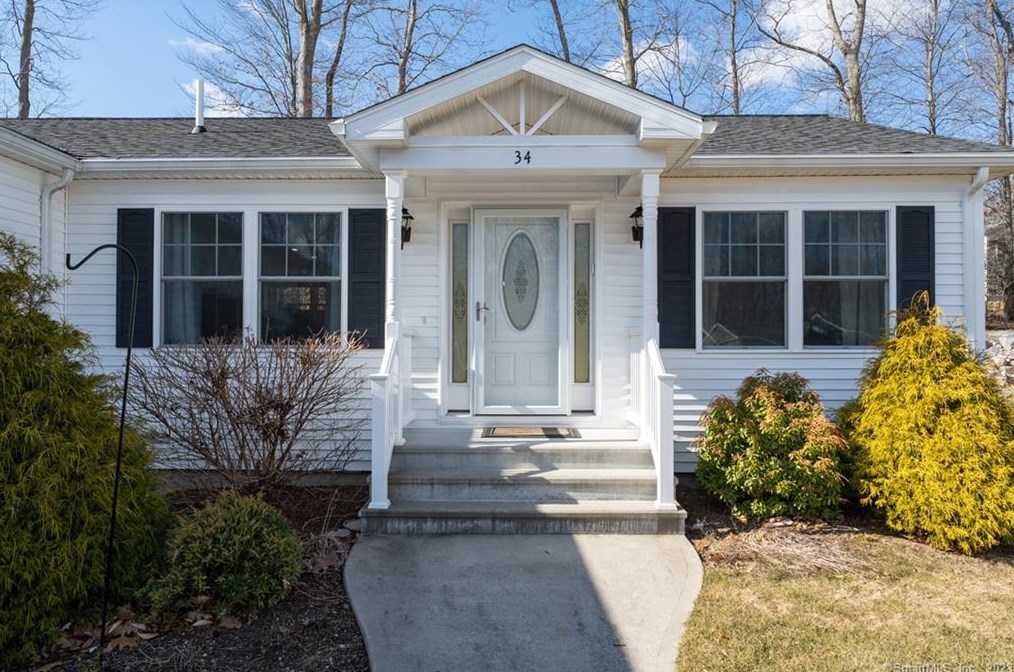 34 Looking Glass Cir, Uncasville, CT 06382