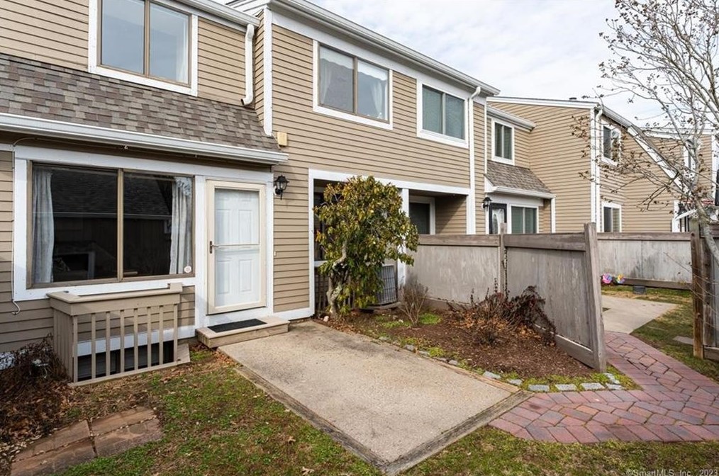 70 Peddlers Dr #70, Branford, CT 06405