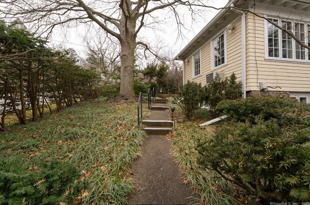 1041 Forest Rd, New Haven, CT 06515-2416