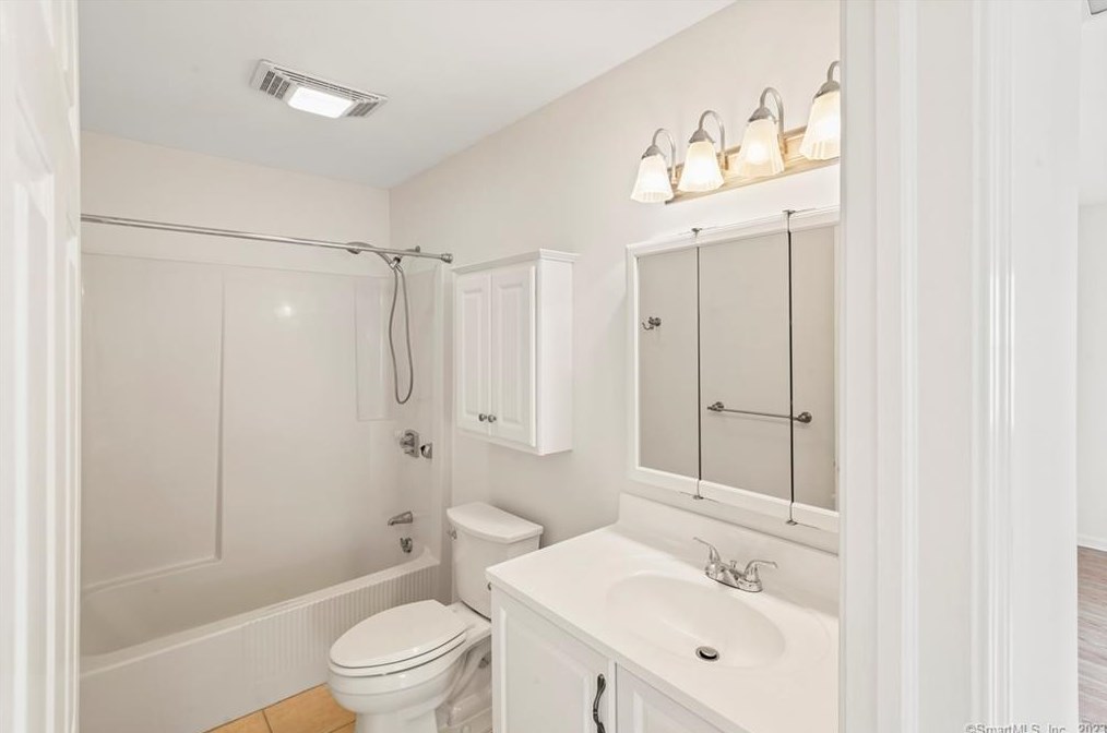 37 Founders Vlg, Clinton CT 06413-1850 exterior