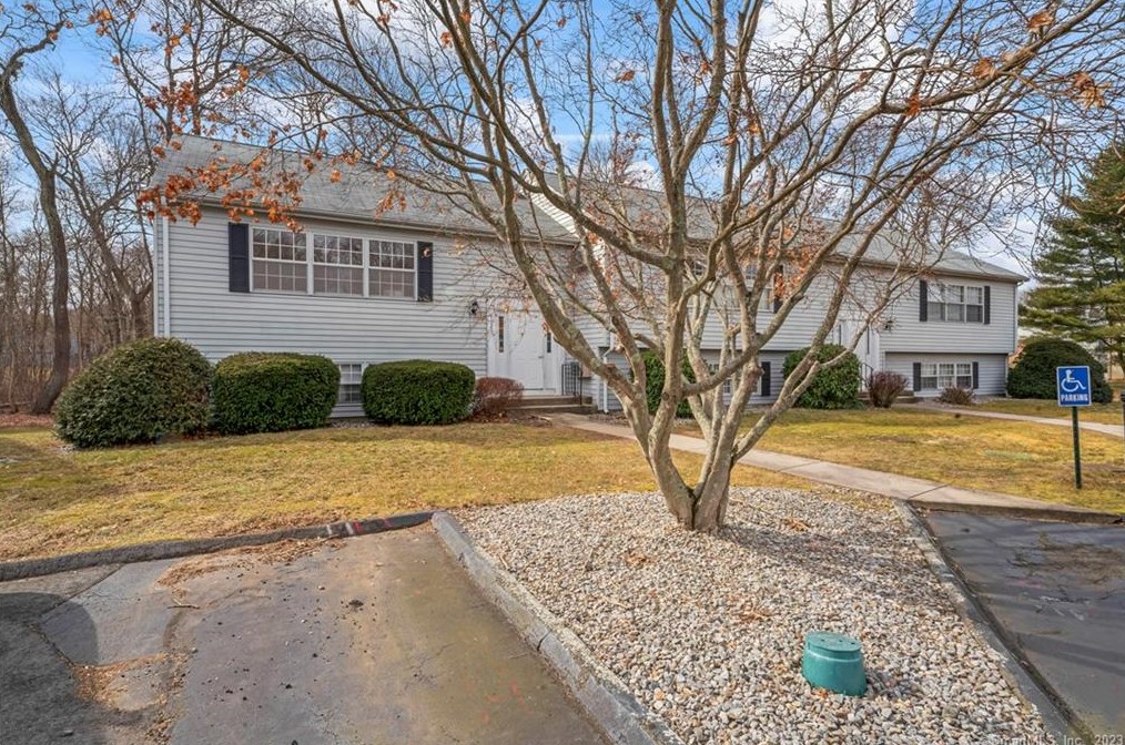 37 Founders Vlg, Clinton CT 06413-1850 exterior