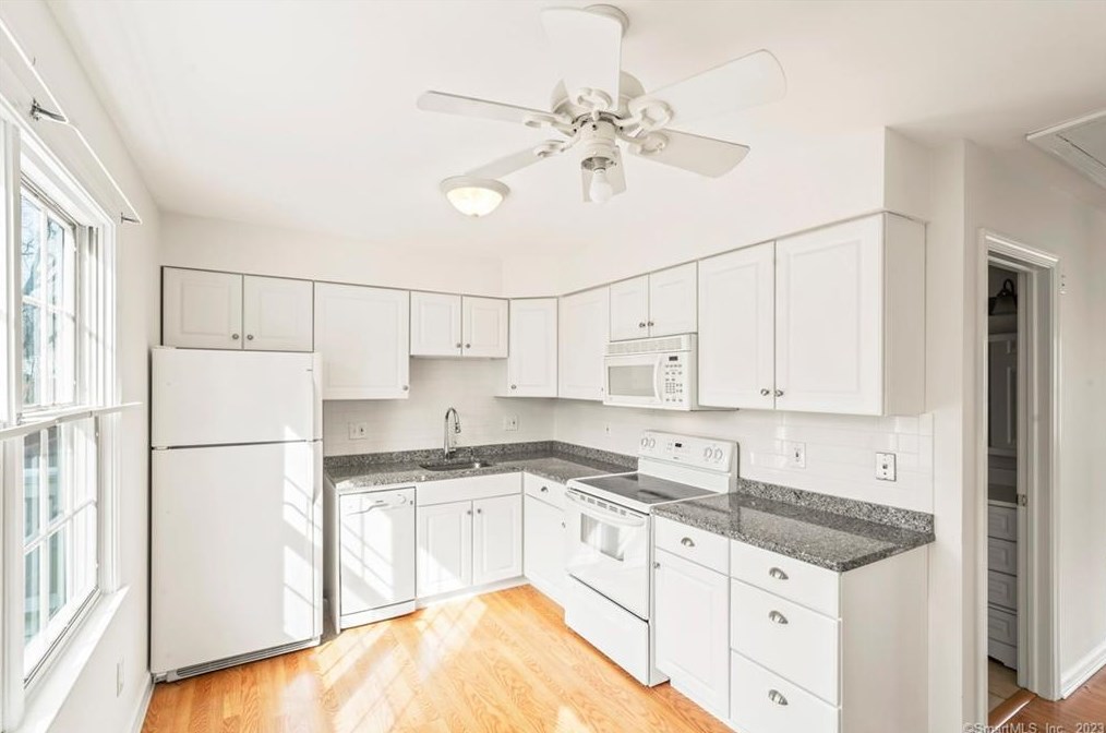 37 Founders Vlg, Clinton CT 06413-1850 exterior