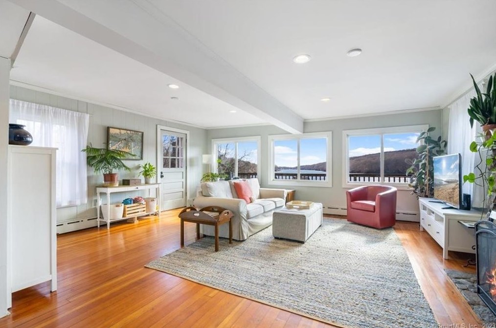 8 Point Comfort, Waterford, CT 06385